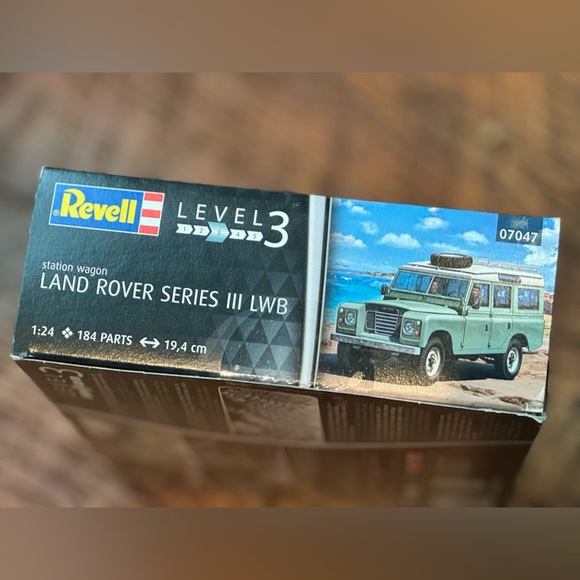 Revell Land Rover Building Set Level 3 - Picture 3 of 3